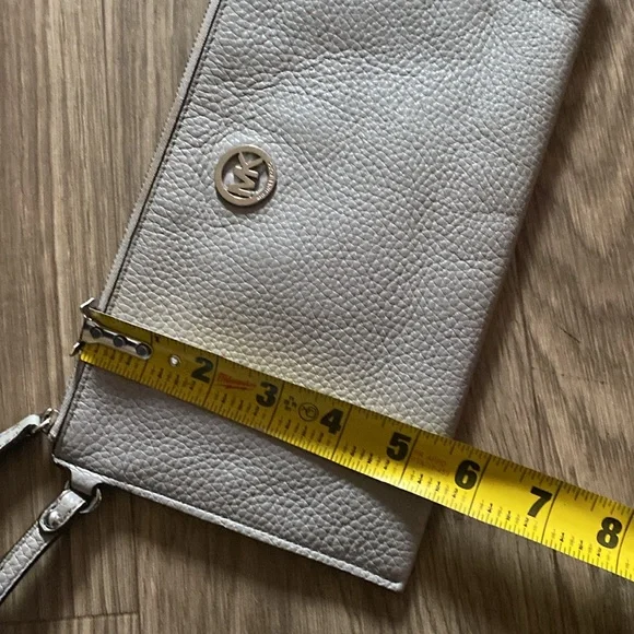 Michael Kors wristlet - Picture 14 of 14